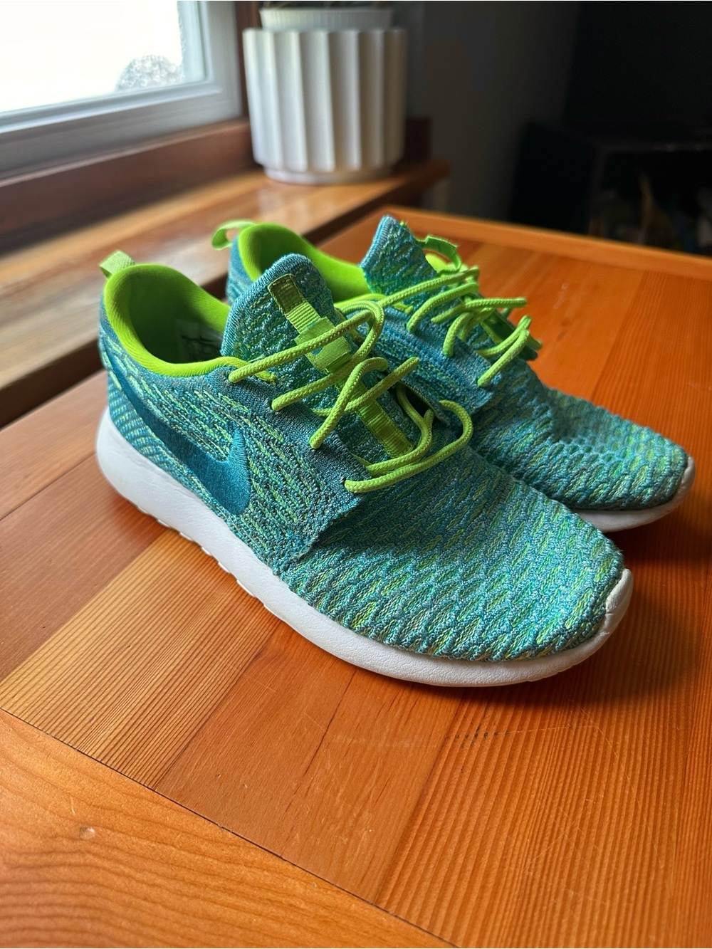 Nike Flyknit Women's Teal/Green Roshe Sneakers - Sz 7.5